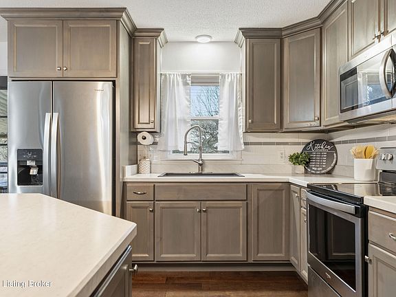 4th image of 218 Rosewood Dr