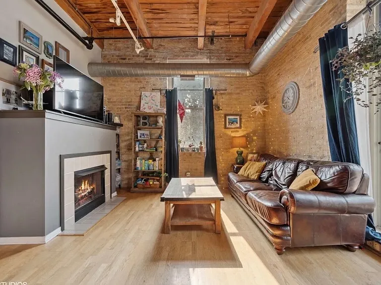 1740 N Maplewood Ave #212 — Photo 5