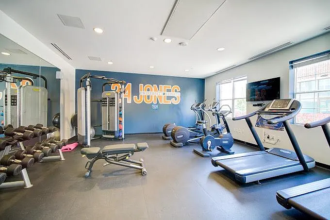 24 Jones — Photo 23