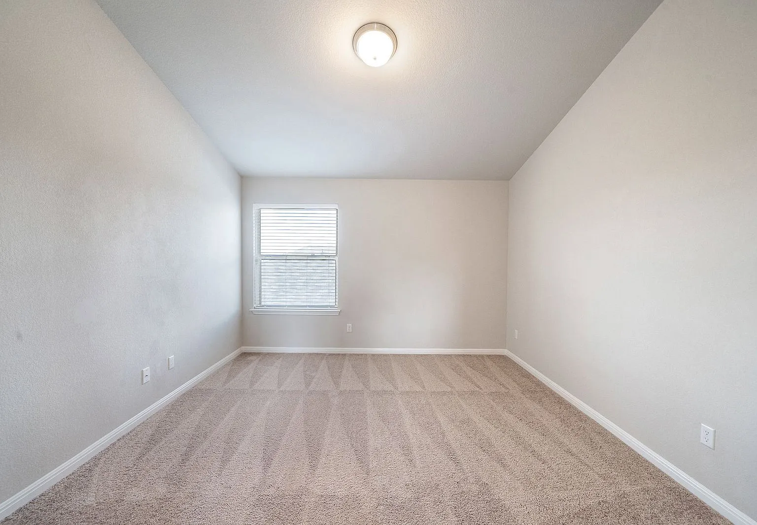 3 bed, 3.0 bath, 2416 sqft, $2,150 — Photo 2