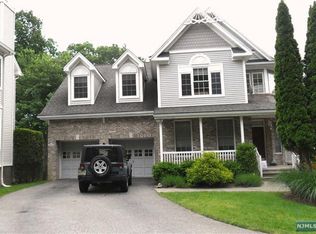 16 Falling Waters, Oakland, NJ 07436