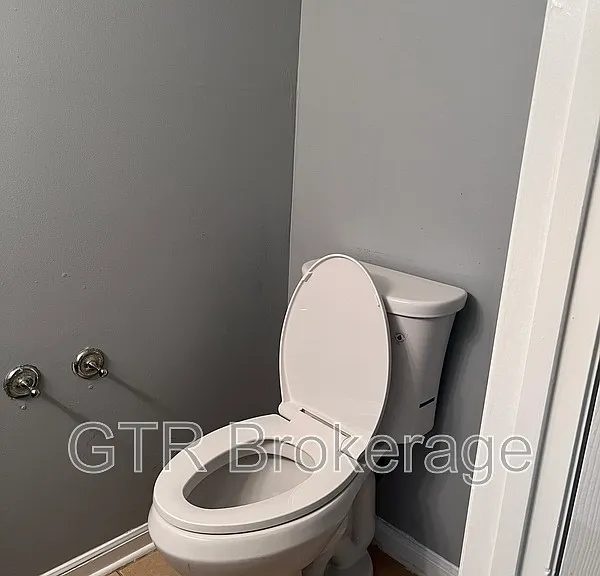 2584 Stratford Ln — Photo 7