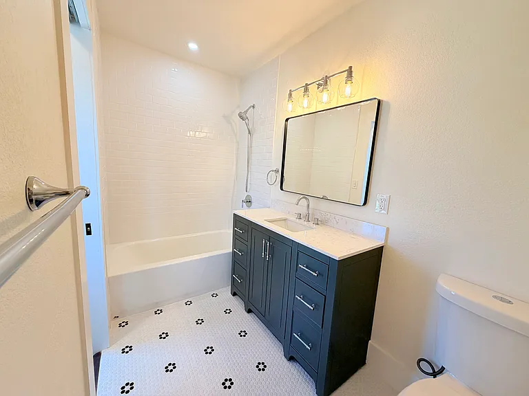143 W Ivy St — Photo 18