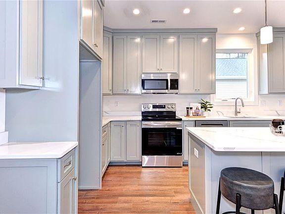 3rd image of 3557 Odi St