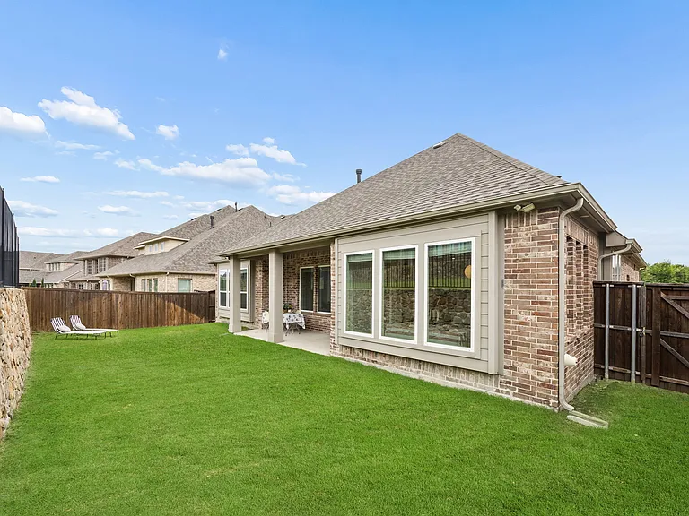 439 Montrose Dr — Photo 36
