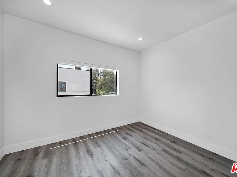 11524 Emelita St — Photo 12
