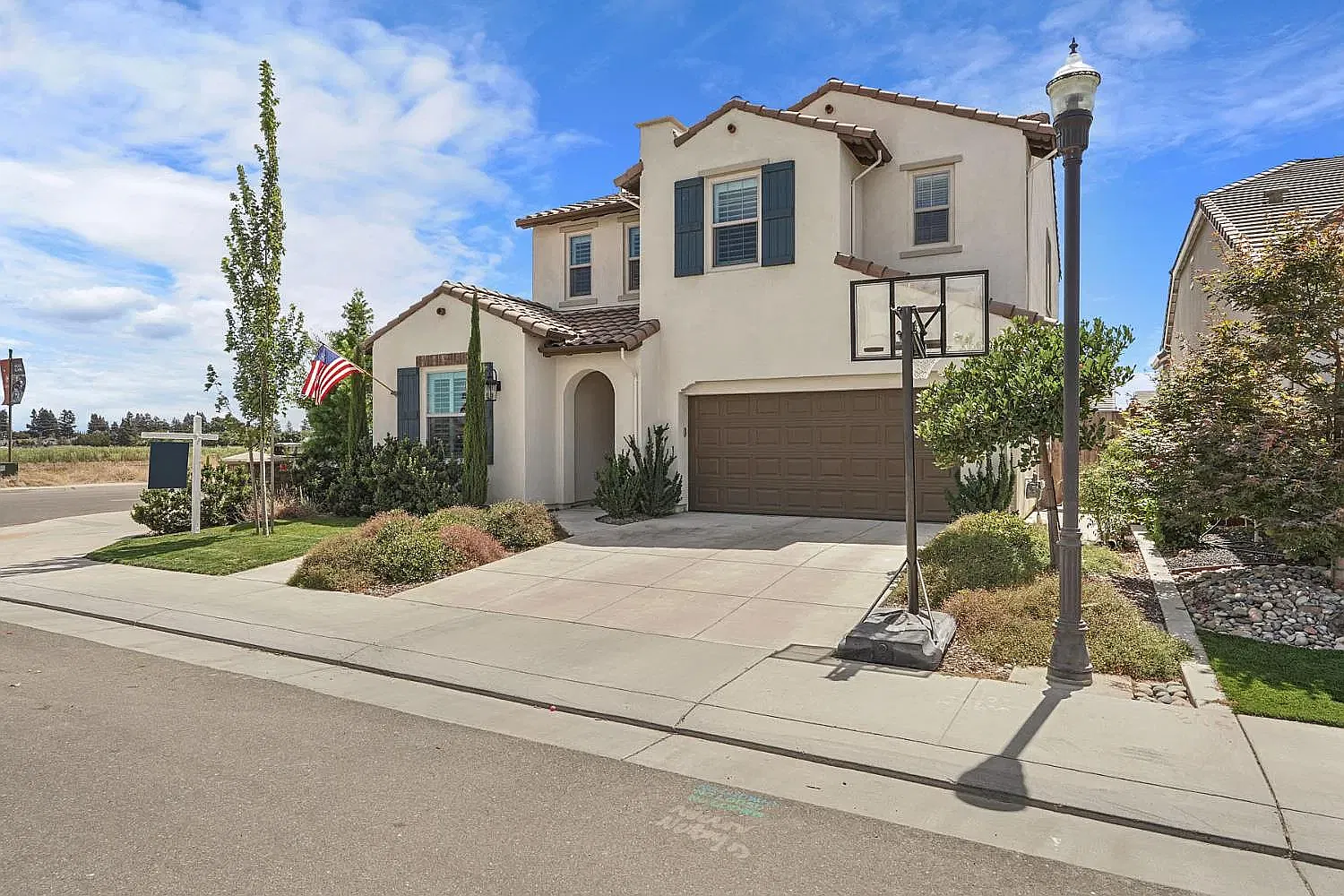 4 bed, 2493 sqft, $4,000 — Photo 2