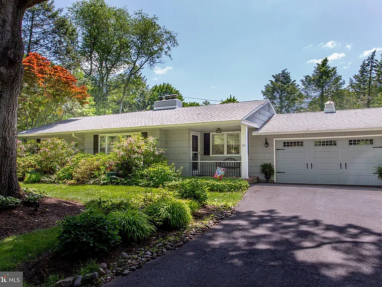 67 Townview Dr — Photo 1