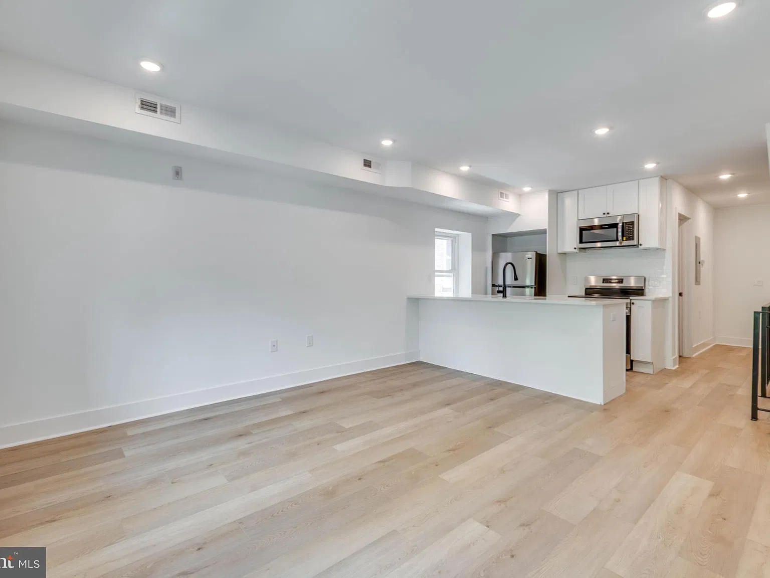 4 bed, 4.0 bath, 1700 sqft, $3,000 — Photo 1