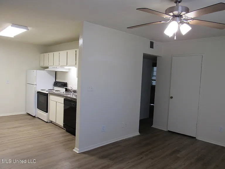 940 Bellevue Pl #103 — Photo 4