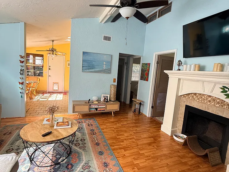 727 Bay St — Photo 6
