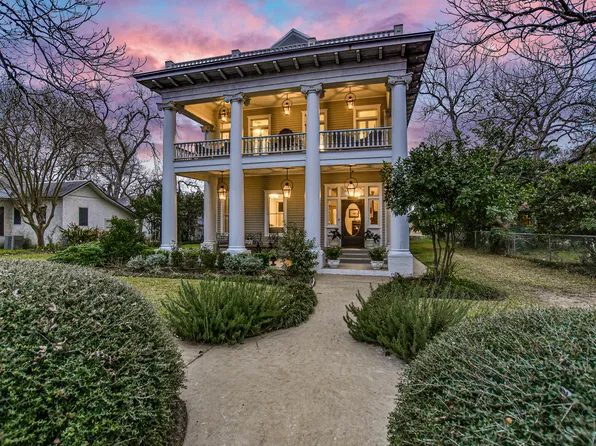 304 Burleson St, Smithville, TX 78957