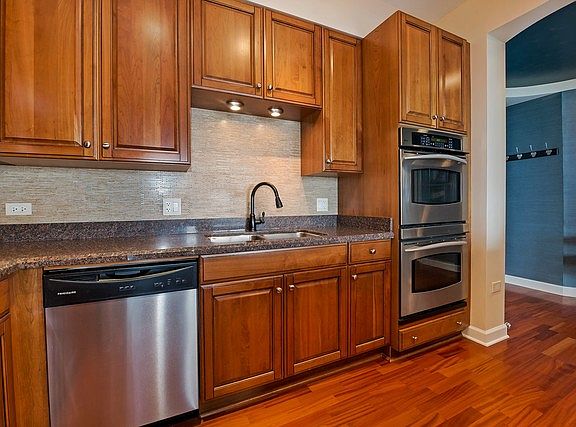 5th image of 1335 S Prairie Ave Unit 1603