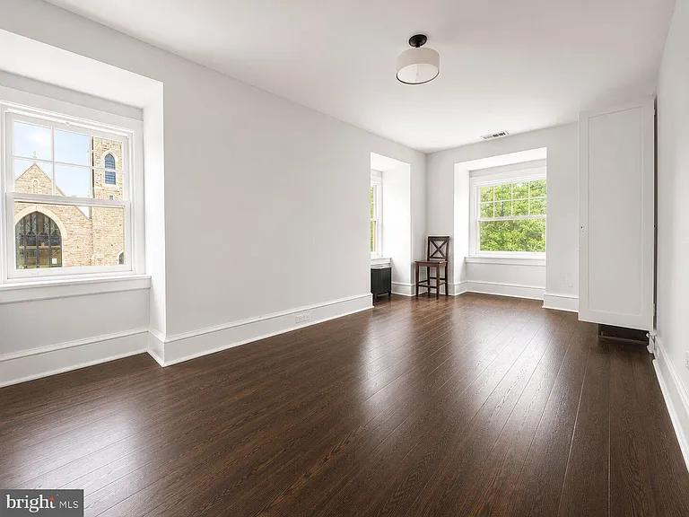 186 W Queen Ln #3 — Photo 7