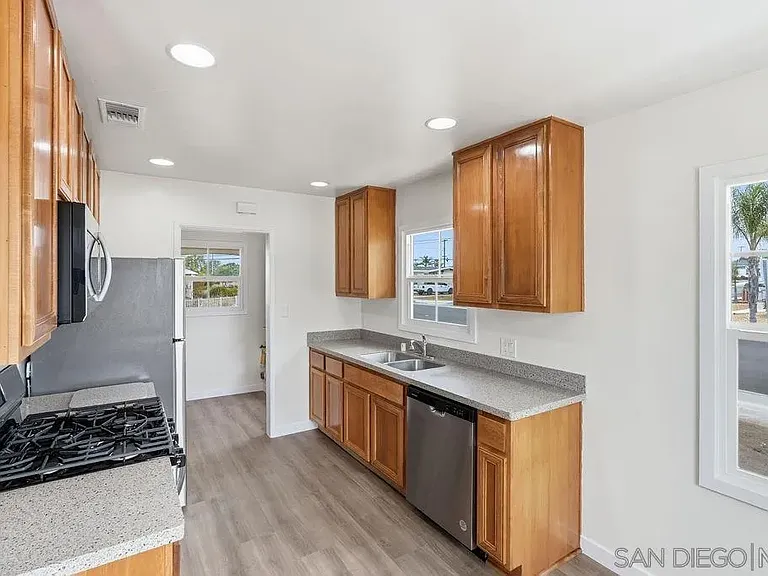 6593 Delfern St — Photo 10