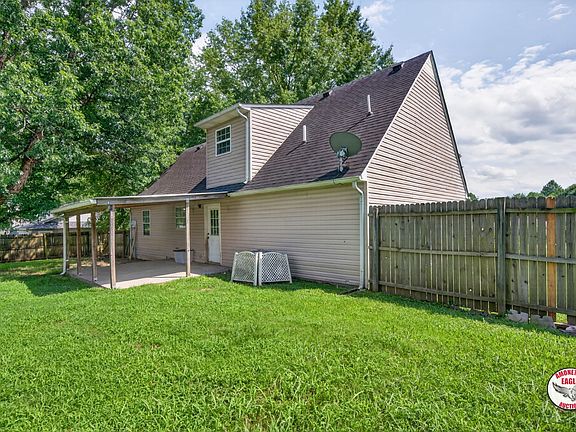 3rd image of 1570 Greenbriar Ln