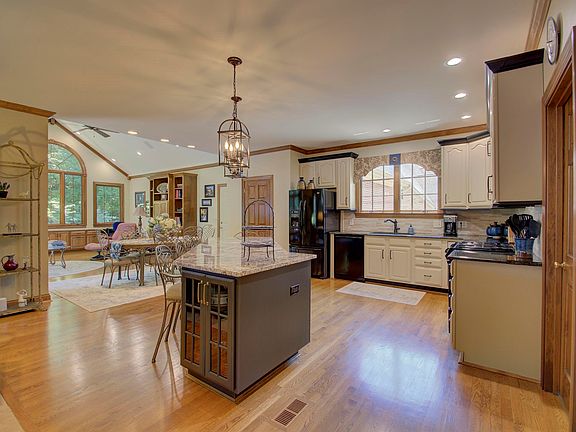 3rd image of 806 Ashfield Ct