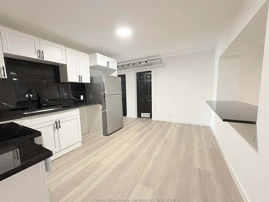 Photo 1 of 11 - 1370 Wyandotte St E #2 - Windsor, ON Primary Photo - 1370 Wyandotte St E #2