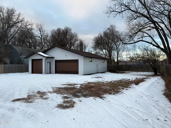 121 9th Ave SE, Mandan, ND 58554