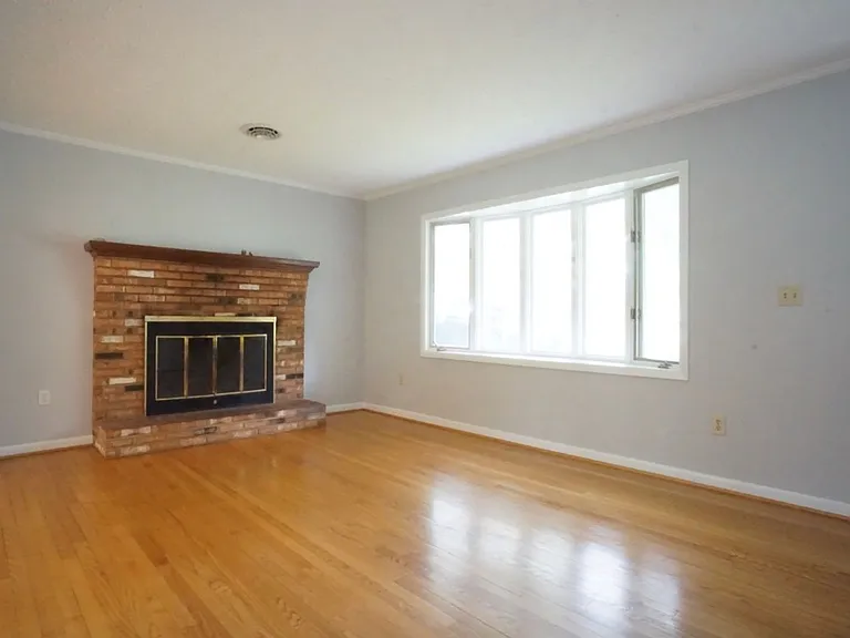 1105 Robin Rd — Photo 2