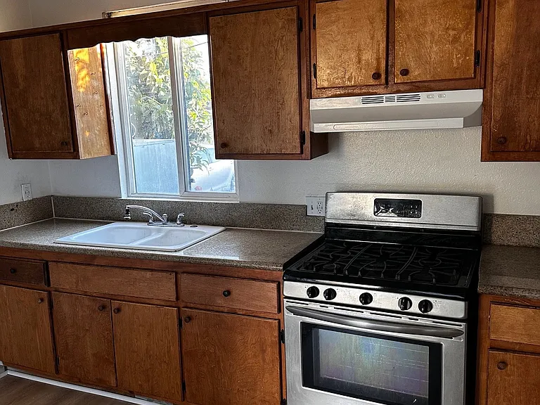 1340 E 51st St #1 — Photo 3
