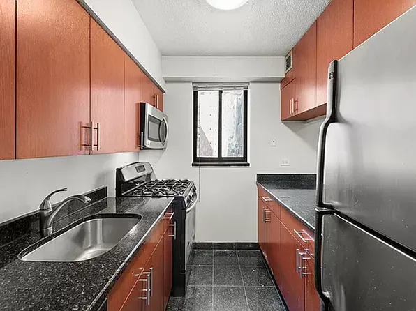 360 East 57th Street image 13 of 16