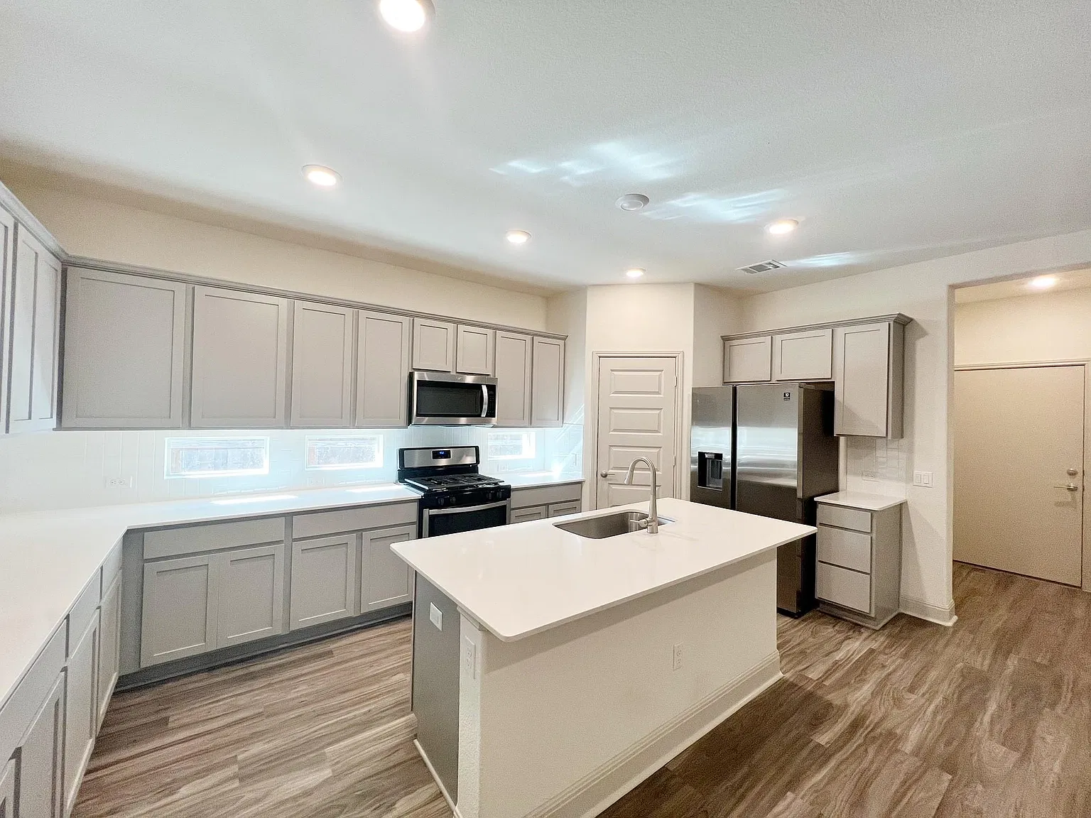 3 bed, 2.0 bath, 1952 sqft, $2,200 — Photo 4