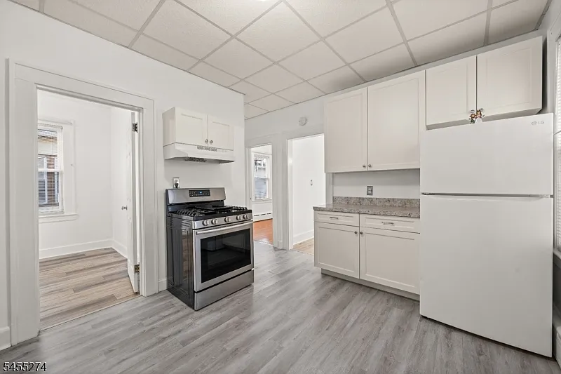 2 bed, 1.0 bath, $2,400 — Photo 2