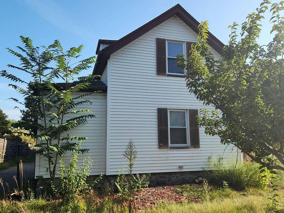 1st image of 32-32A Nahant St