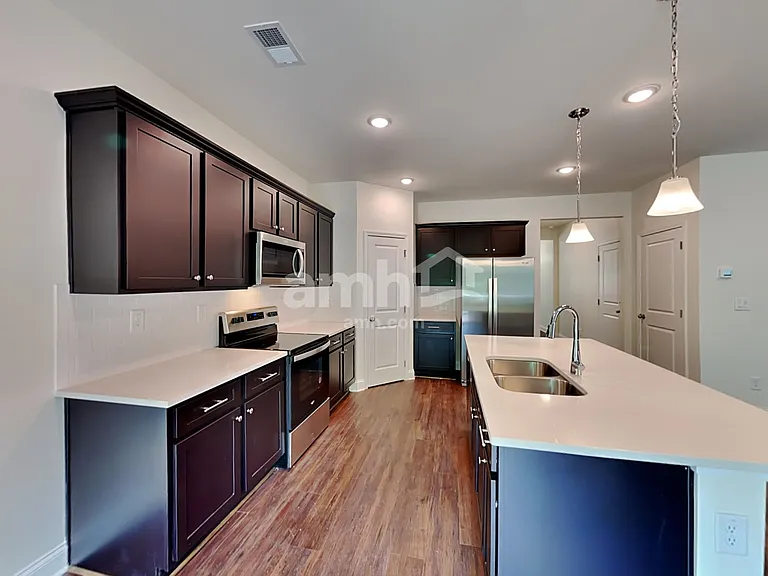 301 Pecan Dr — Photo 3