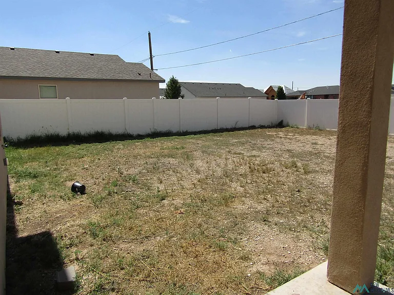 2404 W Briscoe Ave — Photo 32