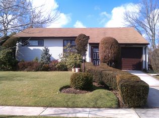 14 Cloverfield Rd S, Valley Stream, NY 11581