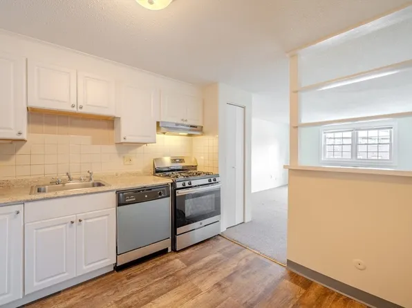 379 Hildreth St APT 11, Lowell, MA 01850