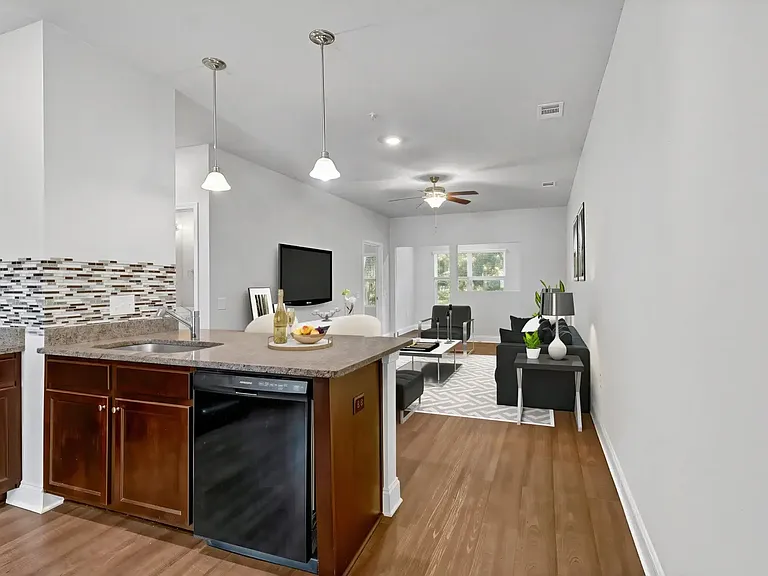 Hickory Grove Apartments — Photo 13