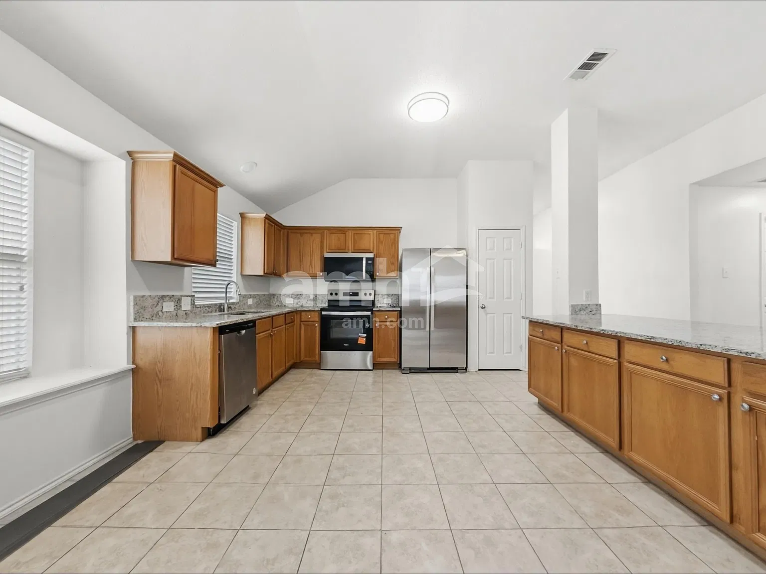 3 bed, 2.0 bath, 1829 sqft, $2,050 — Photo 3