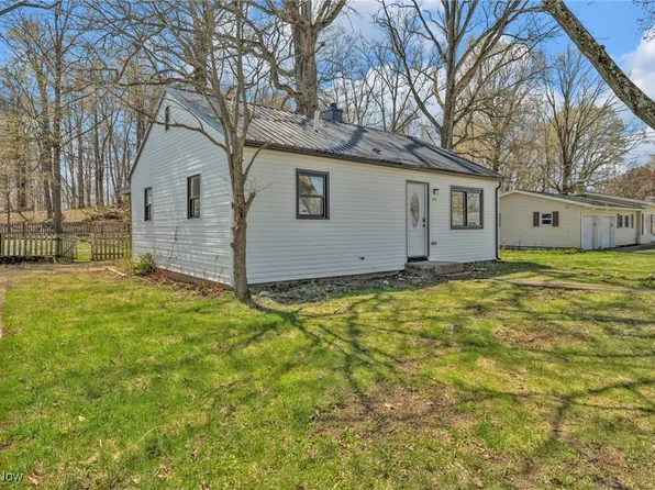 414 10th St NE, North Canton, OH 44720