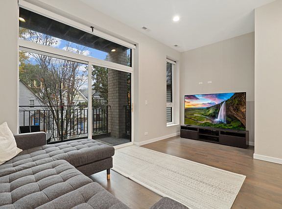 3rd image of 1729 N Artesian Ave #2