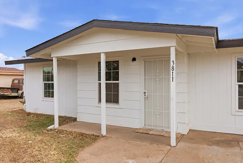 4 bed, 2.0 bath, 1500 sqft, $2,600 — Photo 3