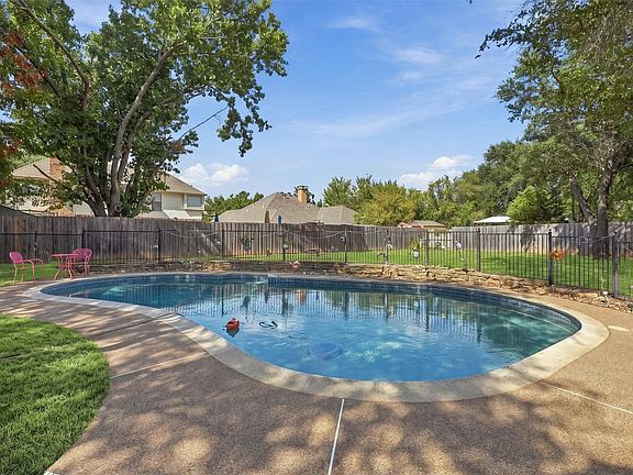 2nd image of 3817 Periwinkle St