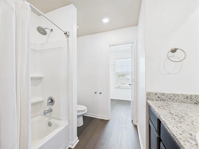 1687 Twin Estates Dr — Photo 11