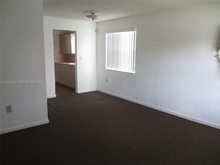 10622 SW 174th Ter — Photo 2