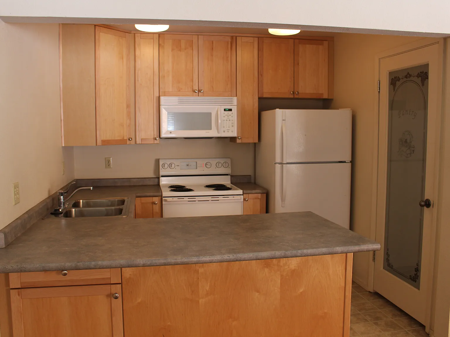216 Pinewood Ln — Photo 1