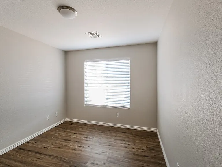 3430 N Saffron — Photo 13