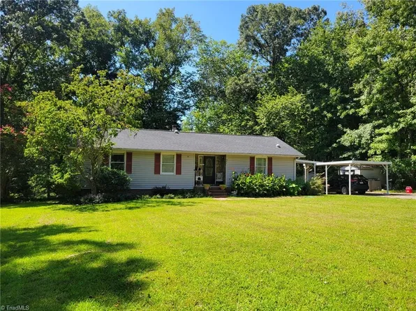 371 Pebble Dr, Thomasville, NC 27360
