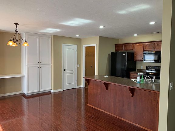 3rd image of 604 S Ashton Ave