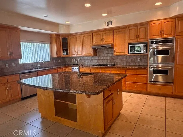 6 bed, 4.5 bath, 4516 sqft, $8,500 — Photo 2