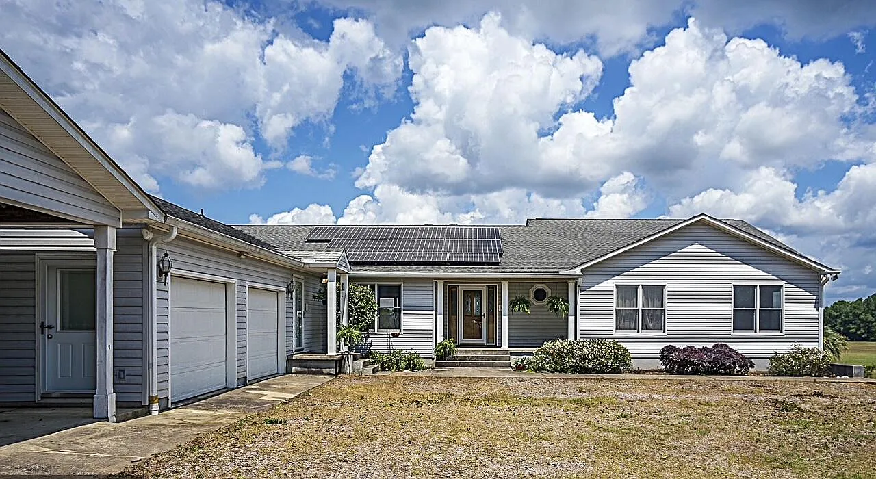 3 bed, 3.0 bath, 3012 sqft, $2,800 — Photo 2