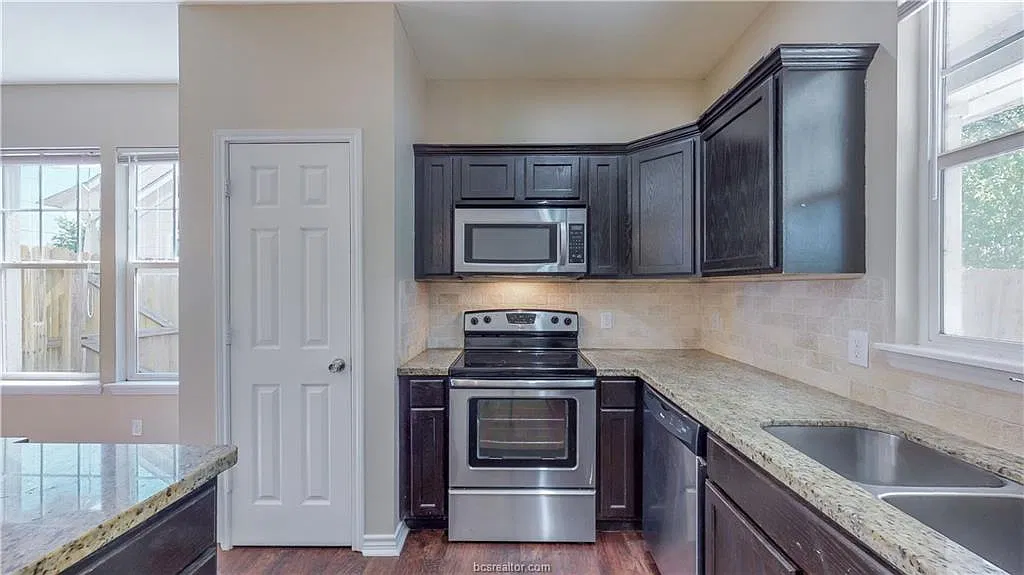5 bed, 4.5 bath, 1997 sqft, $3,700 — Photo 3
