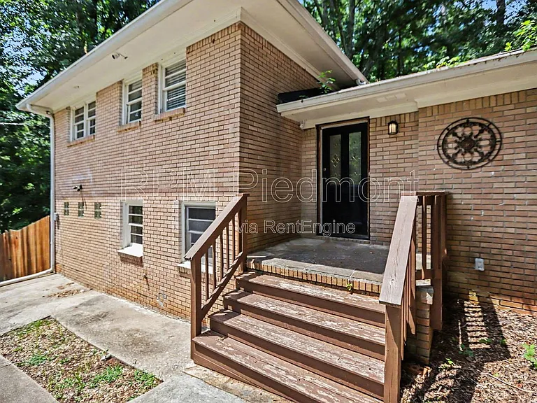 1903 Winthrop Dr SE — Photo 5