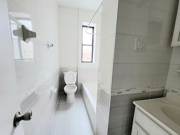 2nd image of 2702 Bronx Park E #W4